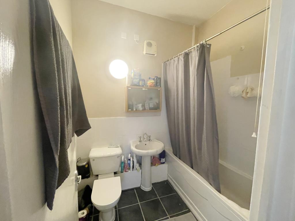 Lot: 24 - TOP FLOOR FLAT FOR INVESTMENT OR OWNER-OCCUPATION - Bathroom from hallway